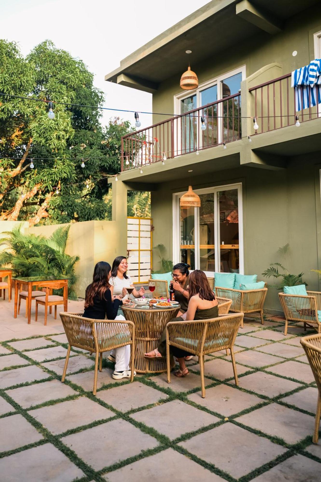 Locomo Boutique, Morjim - Stay Work Eat Екстериор снимка
