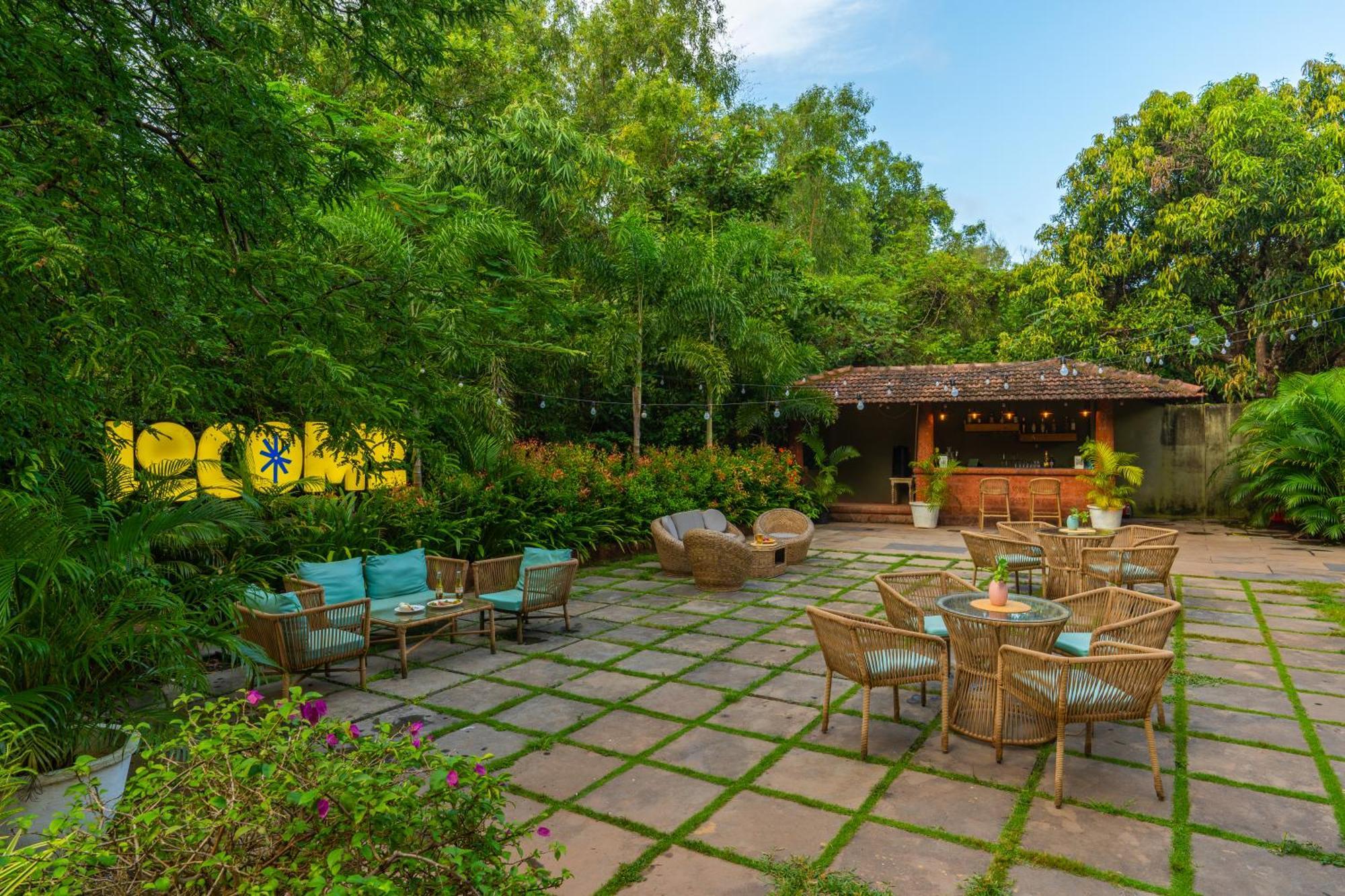 Locomo Boutique, Morjim - Stay Work Eat Екстериор снимка