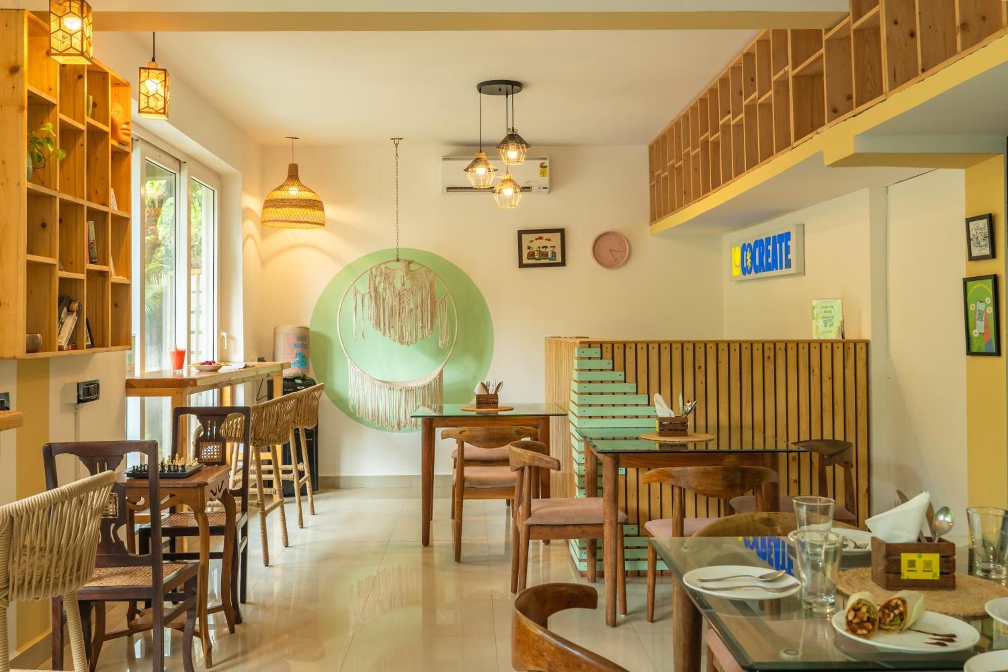 Locomo Boutique, Morjim - Stay Work Eat Екстериор снимка