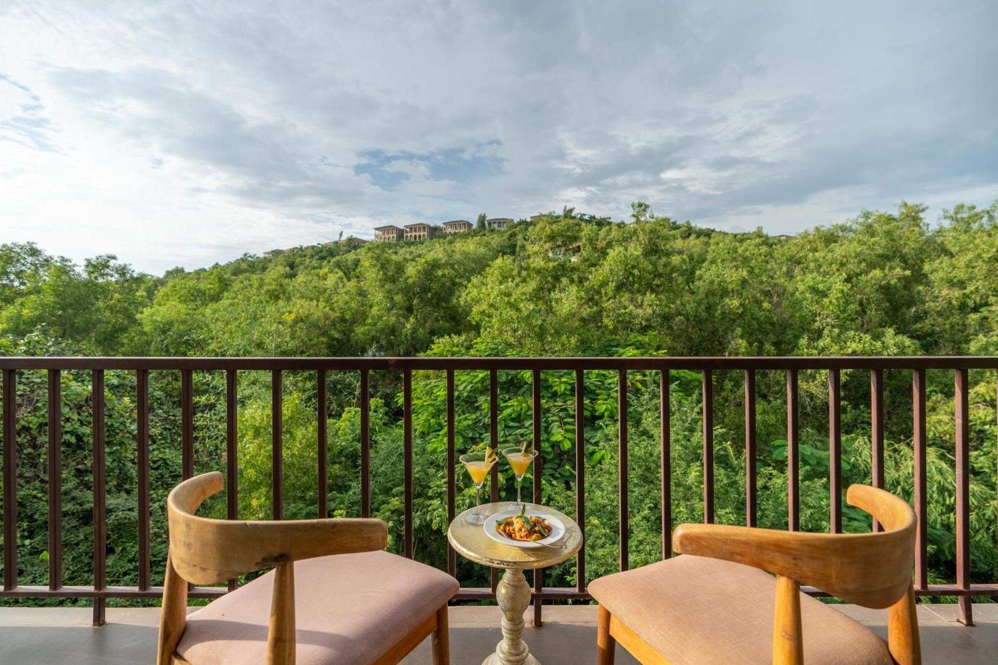 Locomo Boutique, Morjim - Stay Work Eat Екстериор снимка
