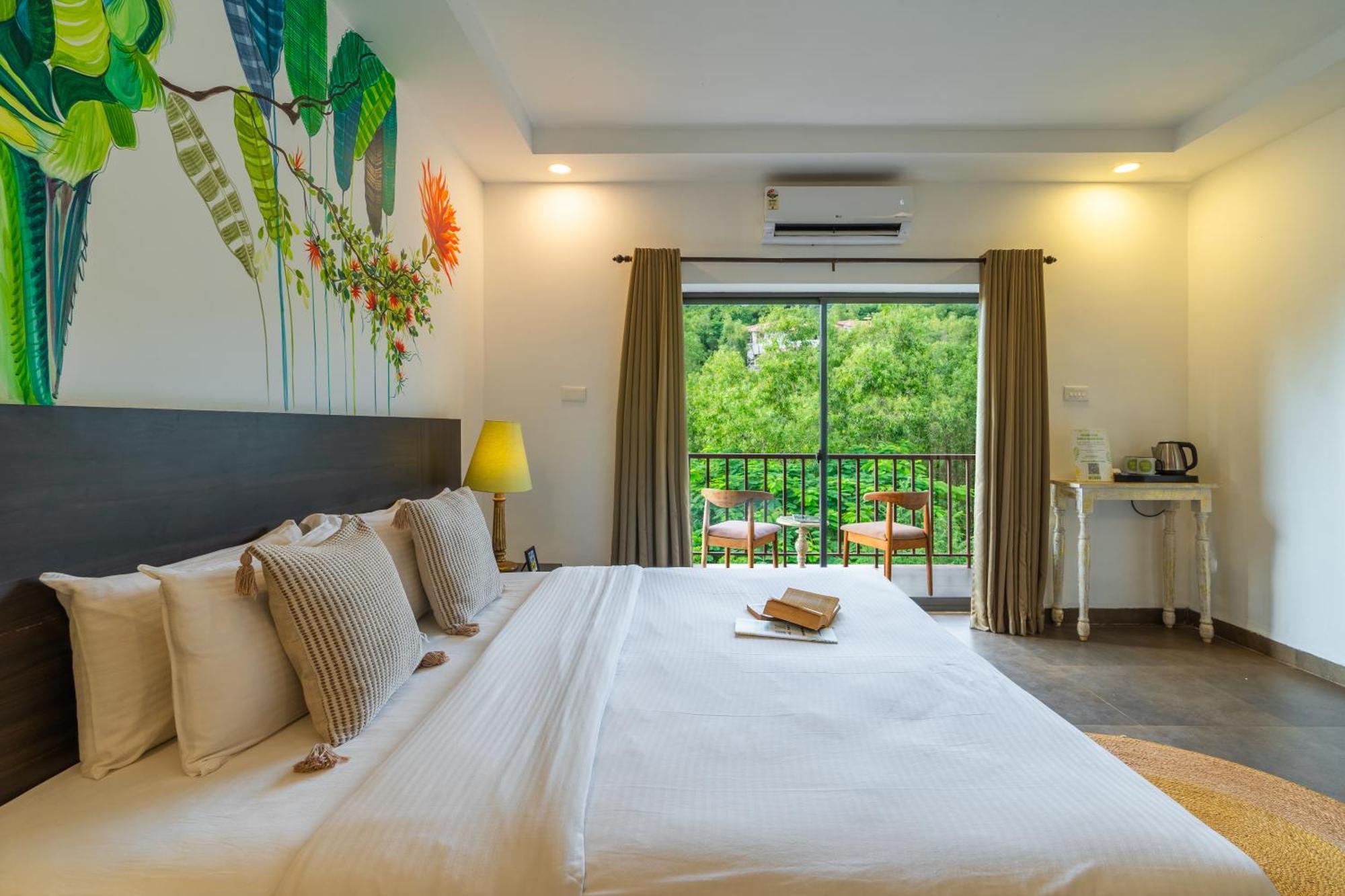 Locomo Boutique, Morjim - Stay Work Eat Екстериор снимка