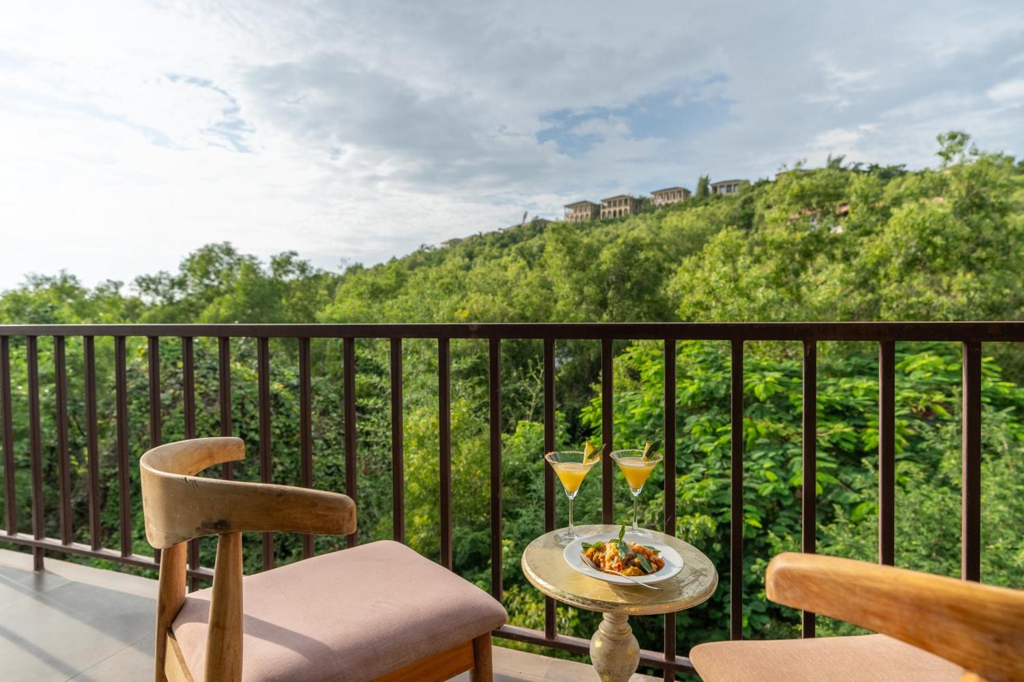 Locomo Boutique, Morjim - Stay Work Eat Екстериор снимка